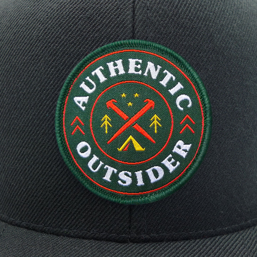 Casquette snapback à visière plate noire Authentic Outsider